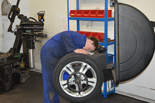 A tyre on the wheel balancing machine